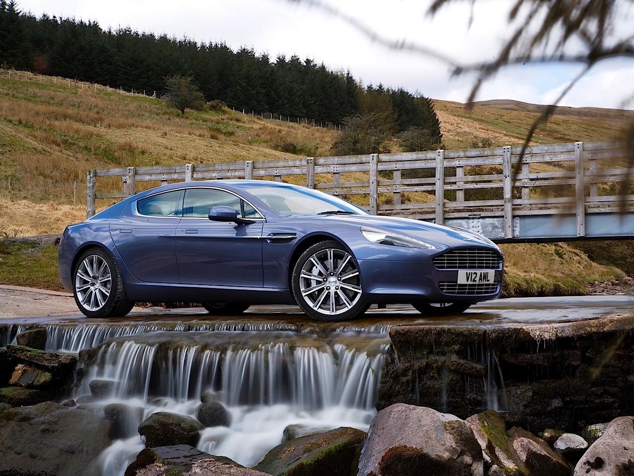 Aston Martin Rapide photo 9