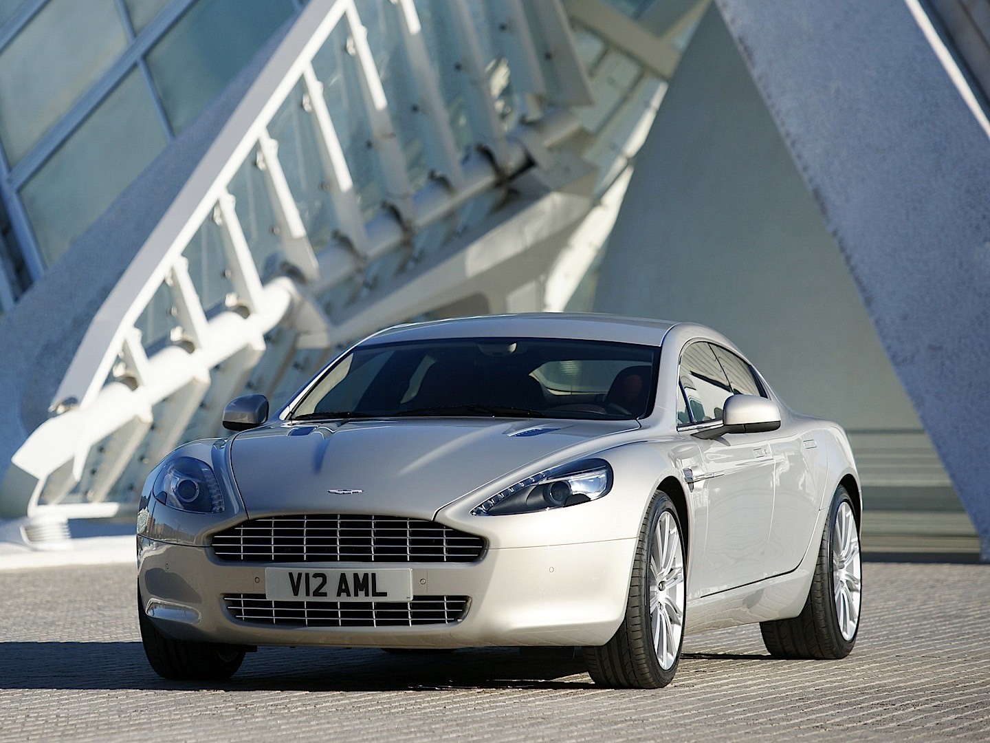 Aston Martin Rapide photo 12