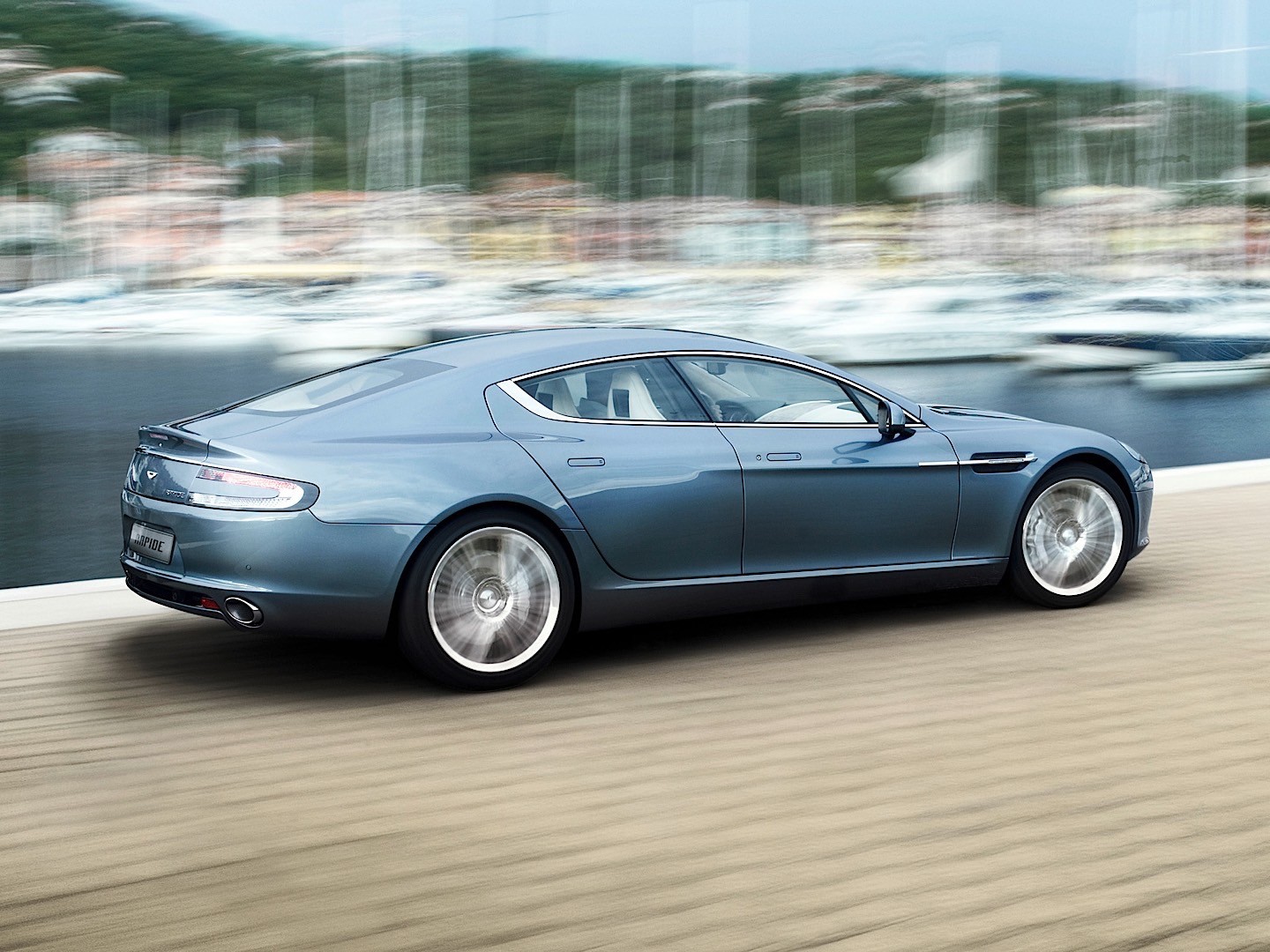 Aston Martin Rapide photo 13