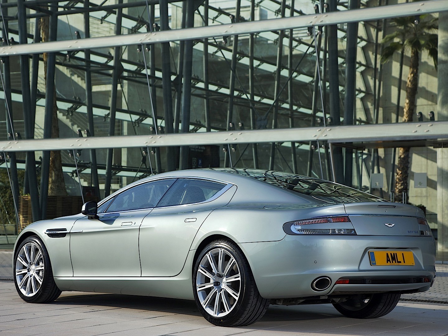 Aston Martin Rapide photo 16