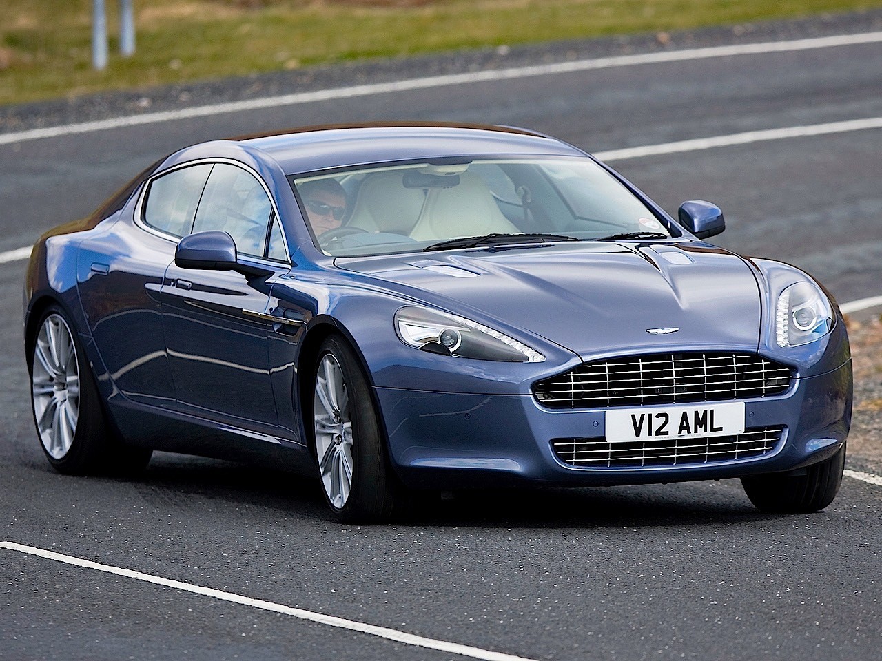 Aston Martin Rapide photo 18
