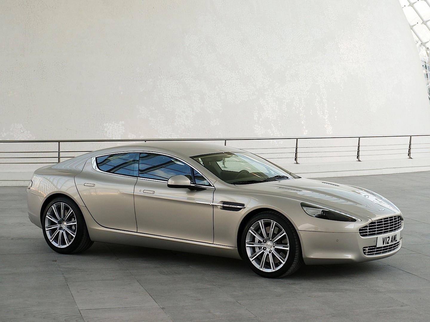 Aston Martin Rapide photo 22