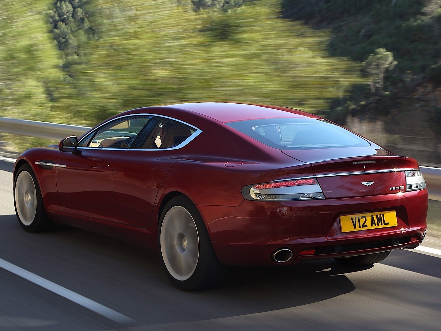 Aston Martin Rapide photo 23