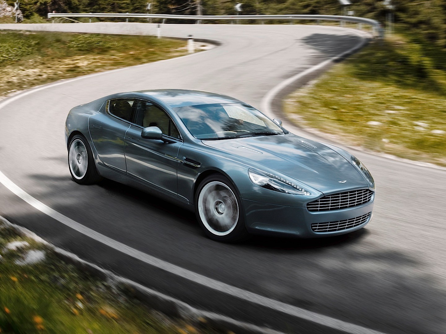 Aston Martin Rapide photo 25