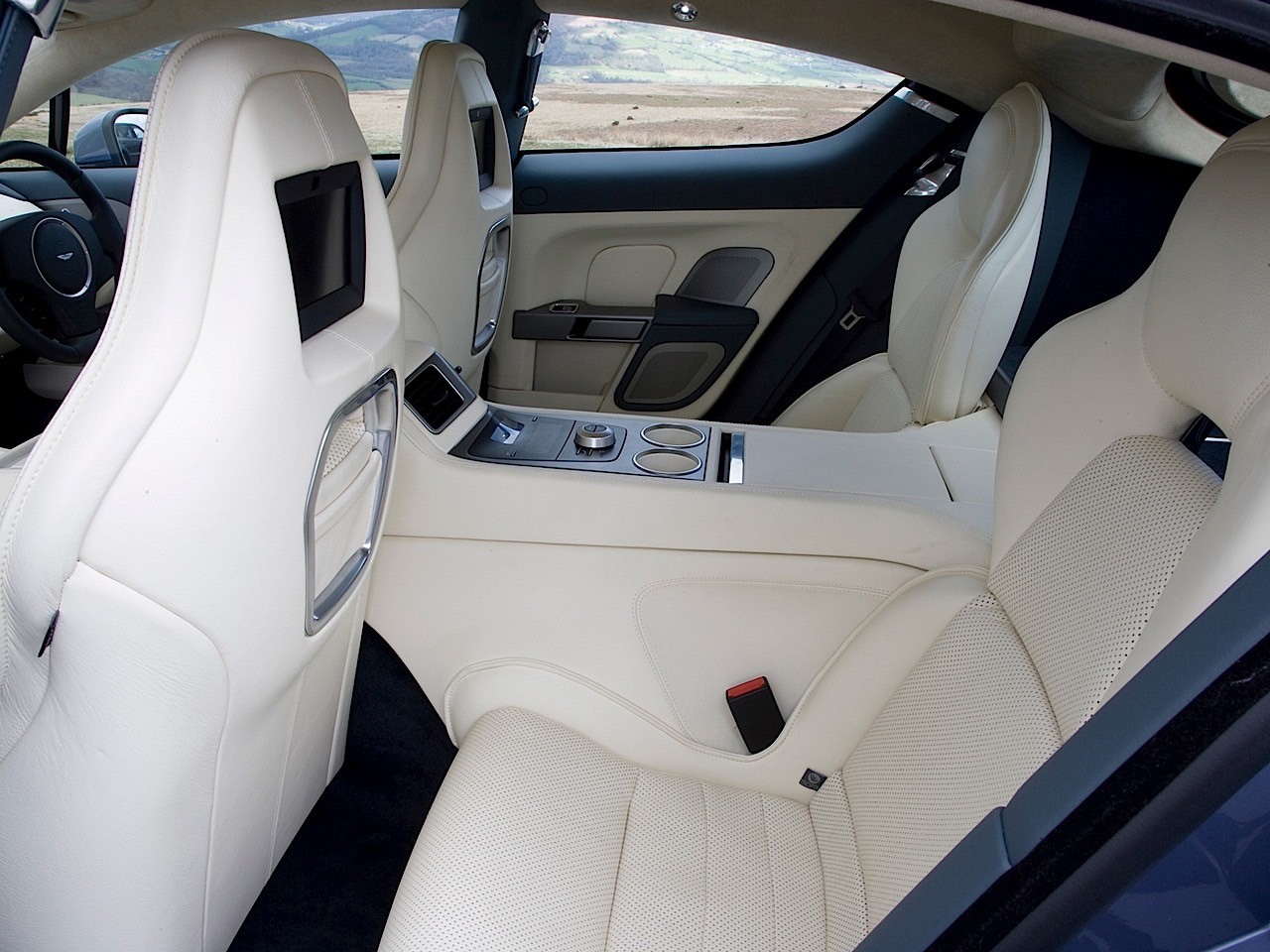 Aston Martin Rapide photo 35