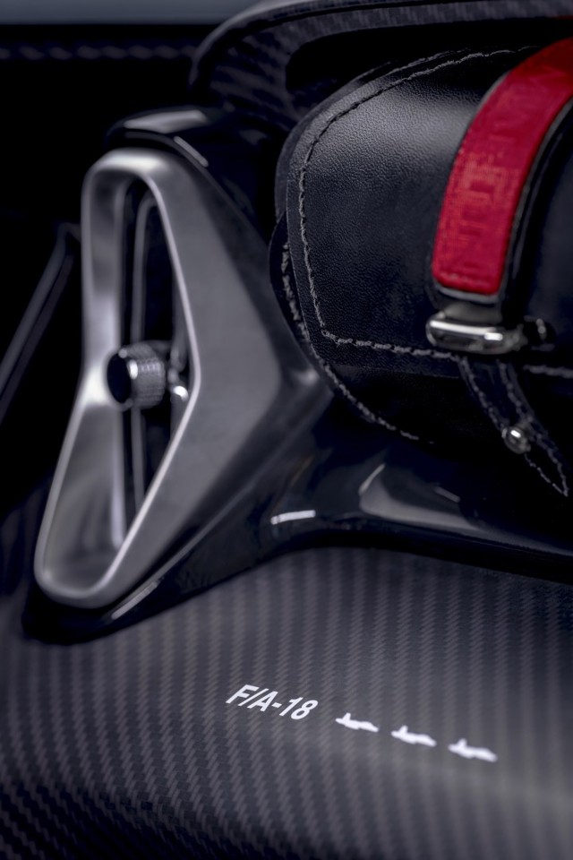 Aston Martin V12 Speedster photo 18