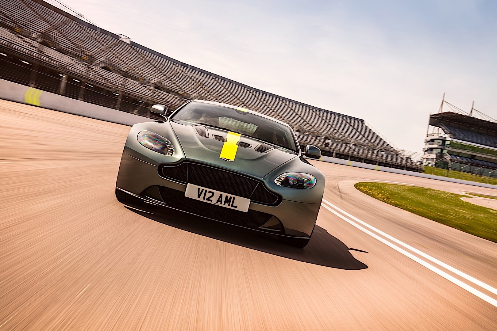 Aston Martin V12 Vantage Amr photo 10