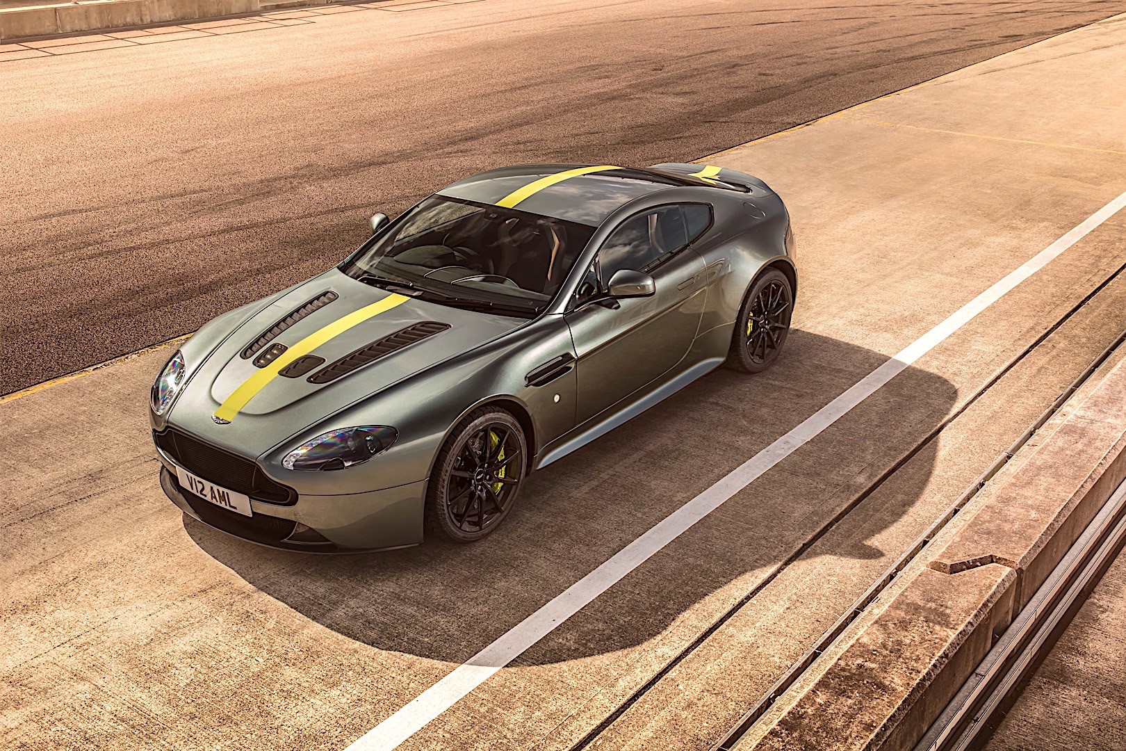 Aston Martin V12 Vantage Amr photo 2