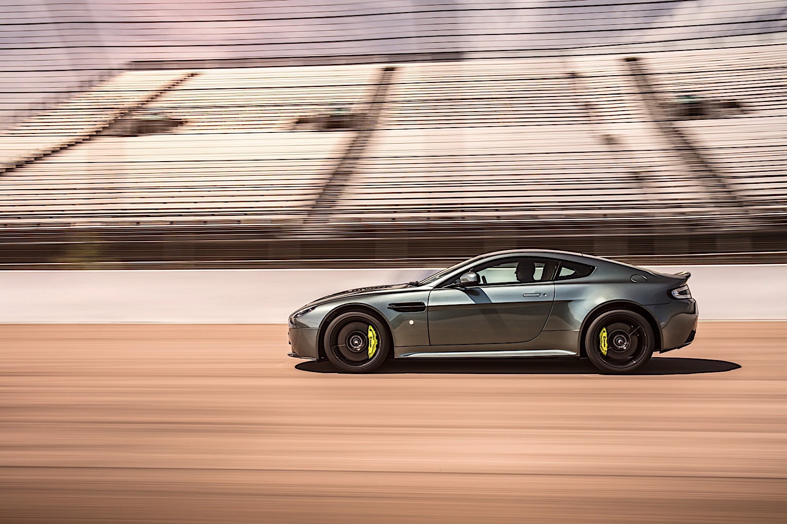 Aston Martin V12 Vantage Amr photo 3