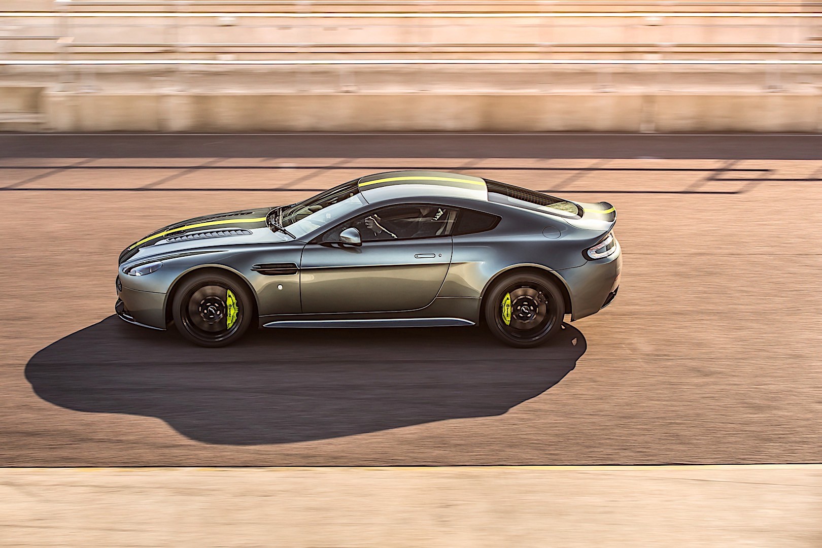 Aston Martin V12 Vantage Amr photo 4