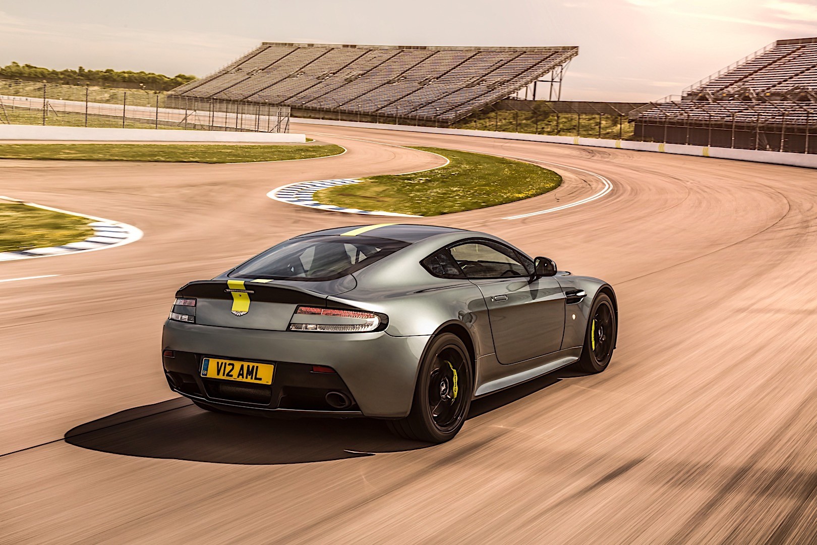 Aston Martin V12 Vantage Amr photo 6