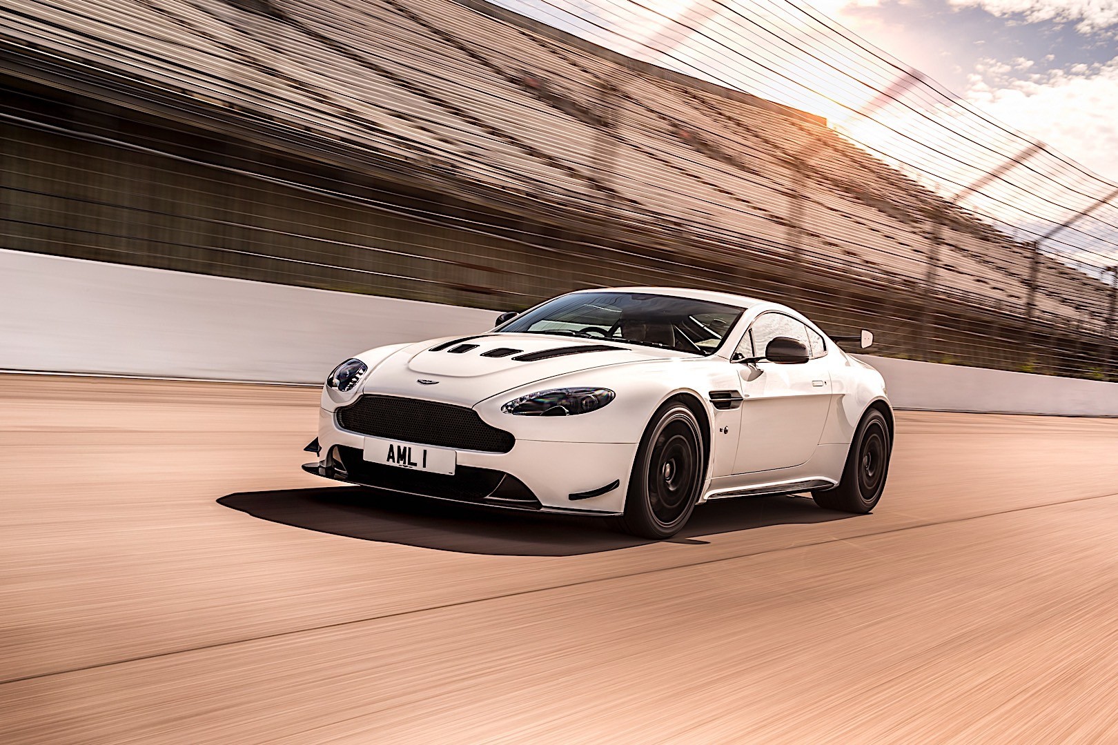 Aston Martin V12 Vantage Amr photo 8