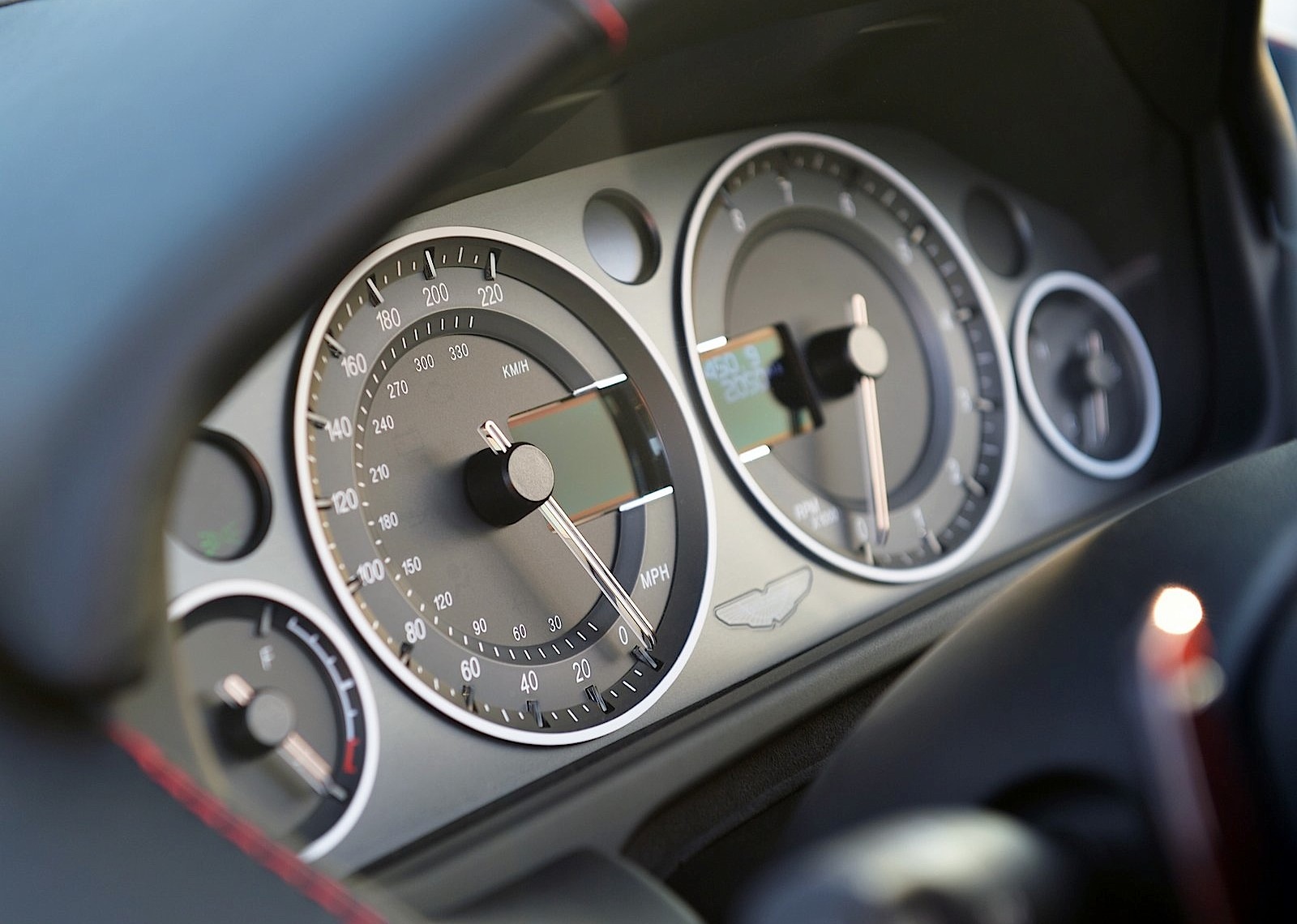 Aston Martin V12 Vantage S Roadster photo 88