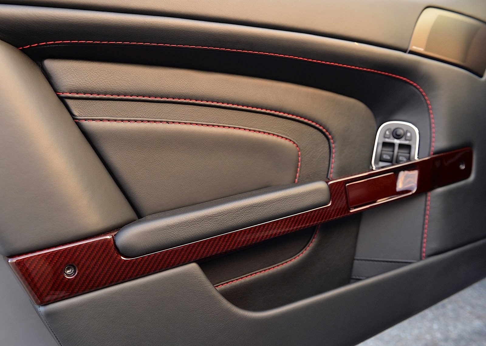 Aston Martin V12 Vantage S Roadster photo 91