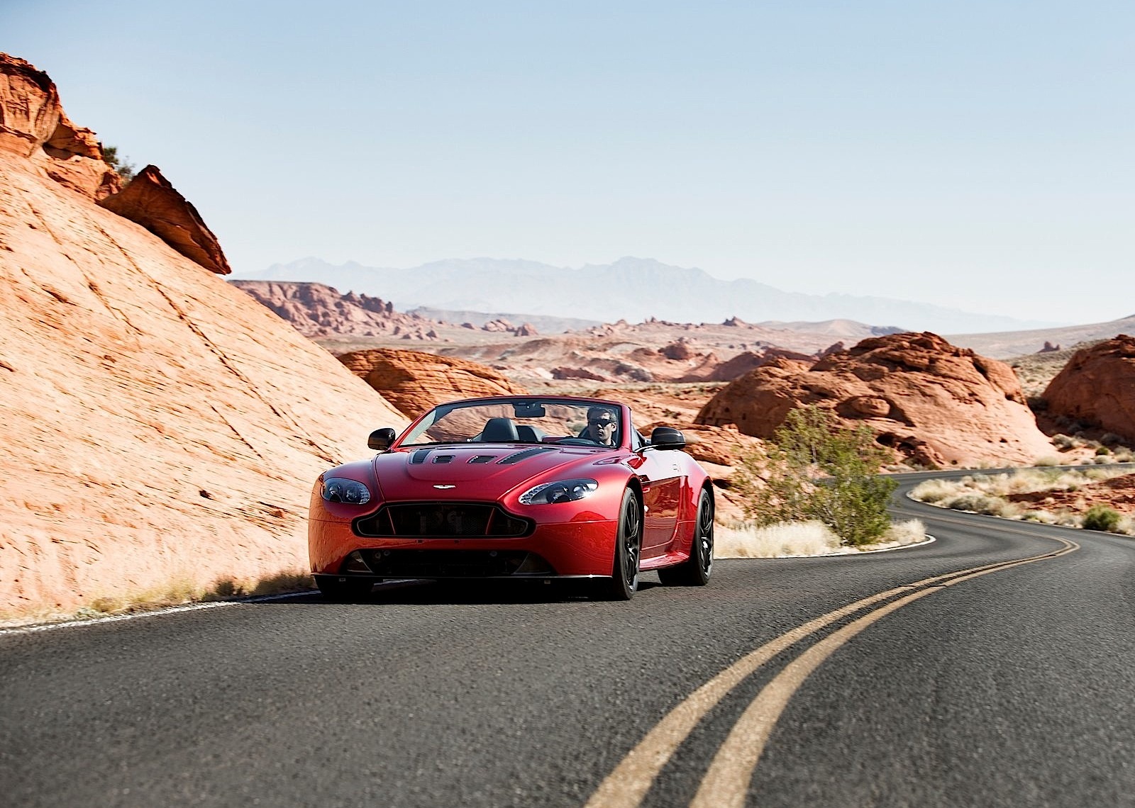 Aston Martin V12 Vantage S Roadster photo 10
