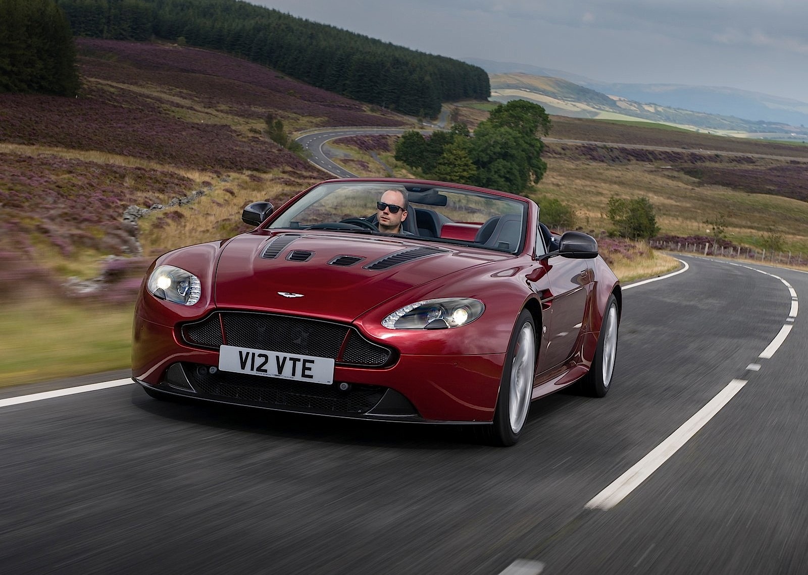 Aston Martin V12 Vantage S Roadster photo 11