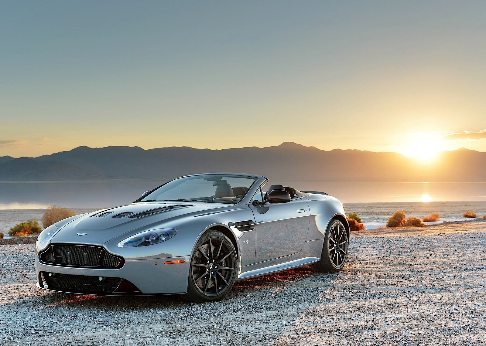 Aston Martin V12 Vantage S Roadster photo 12
