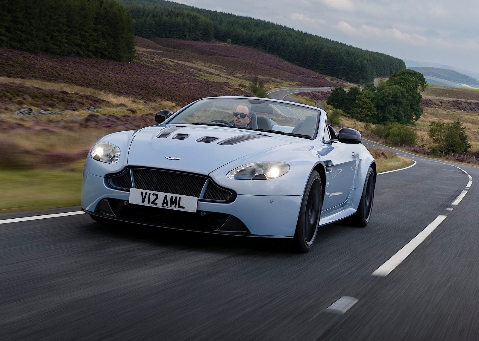 Aston Martin V12 Vantage S Roadster photo 13