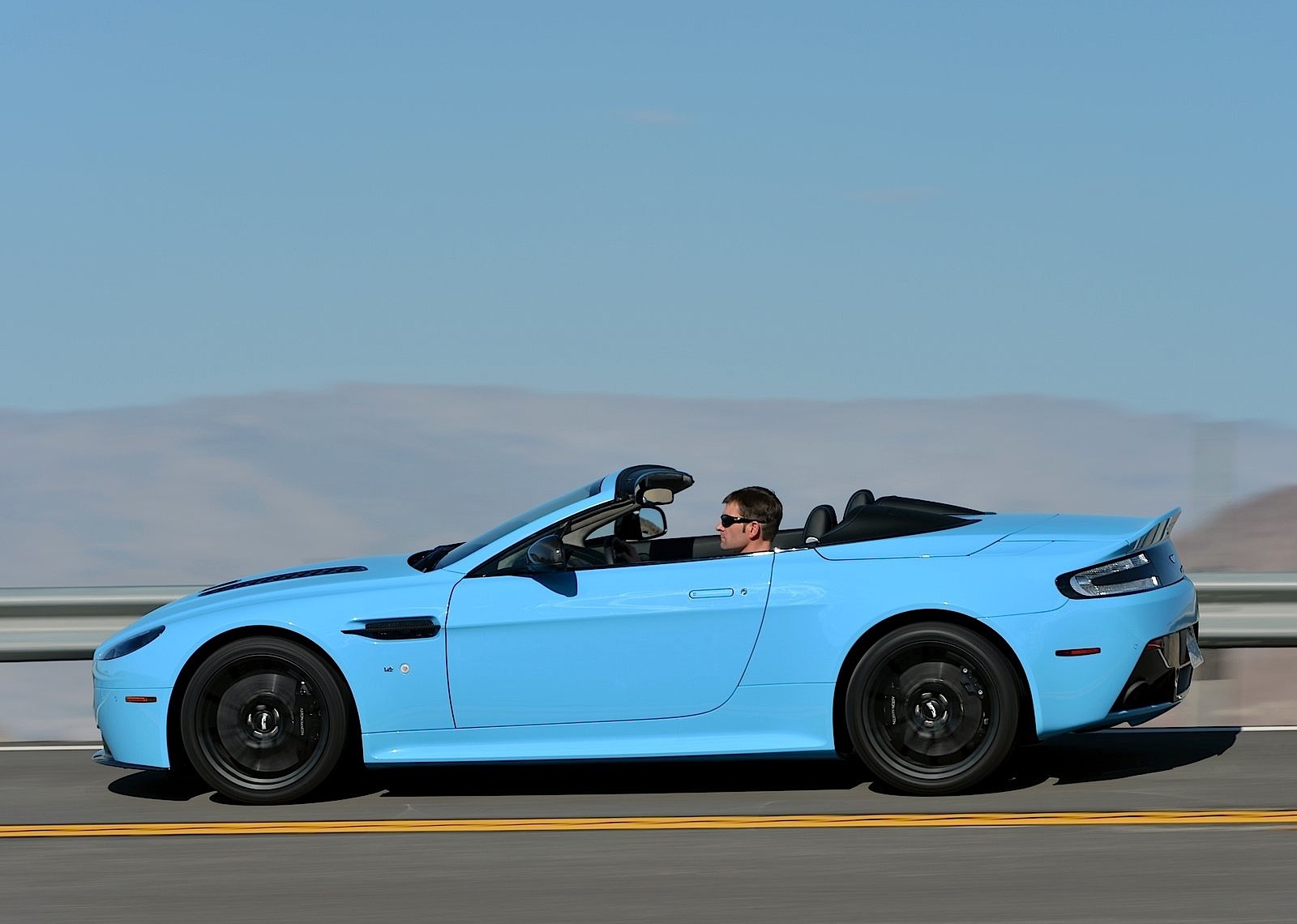 Aston Martin V12 Vantage S Roadster photo 15