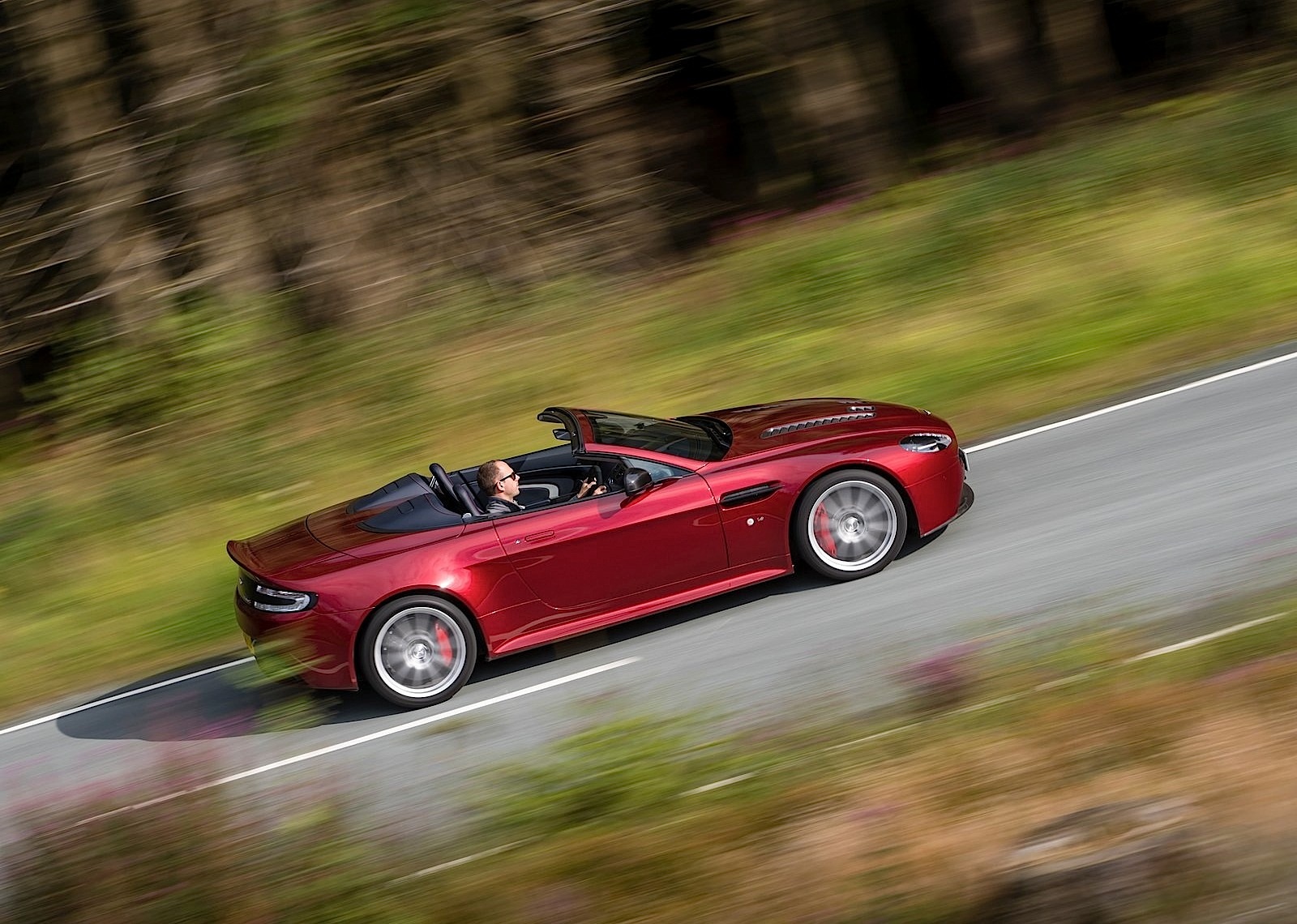 Aston Martin V12 Vantage S Roadster photo 16