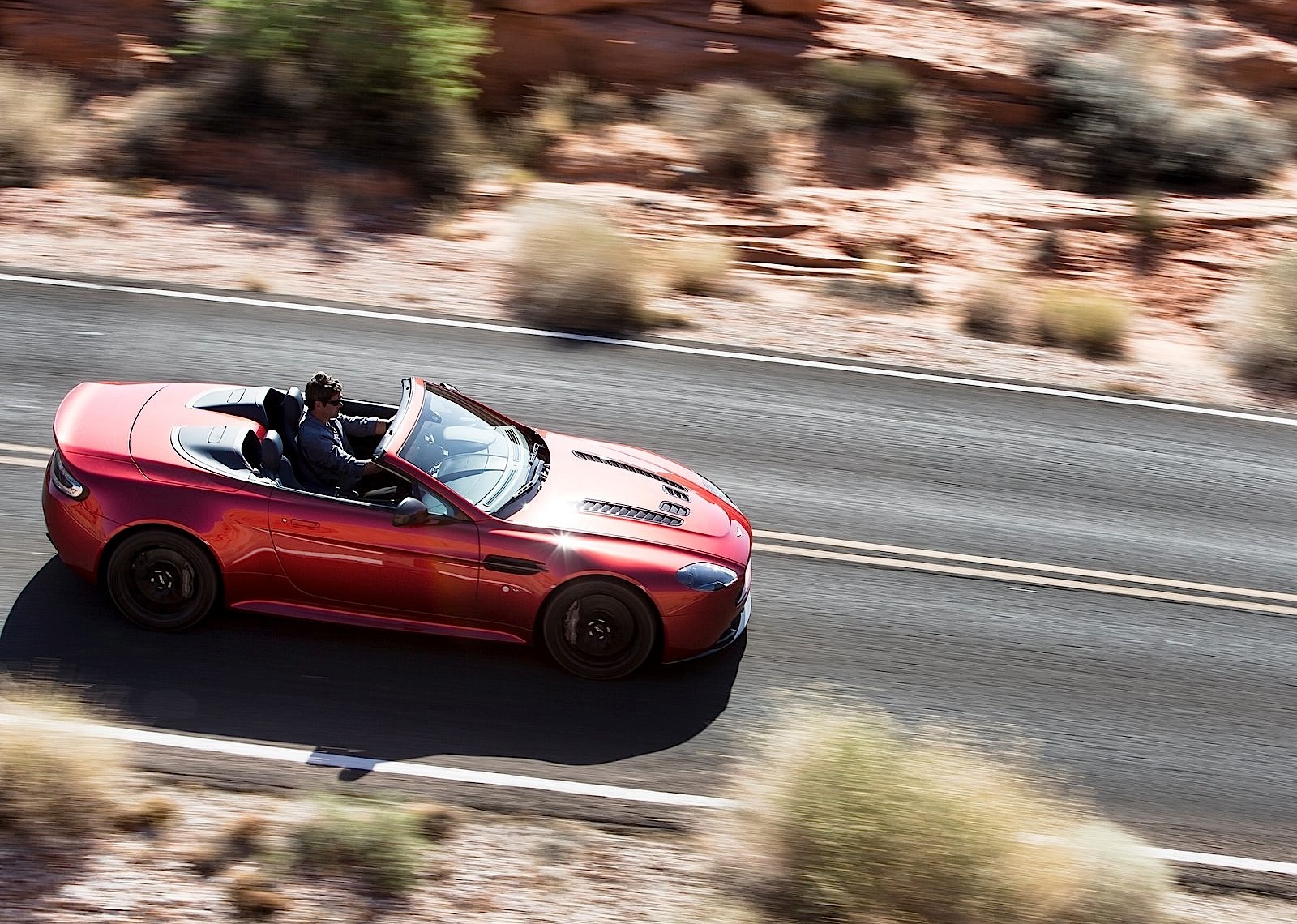 Aston Martin V12 Vantage S Roadster photo 17