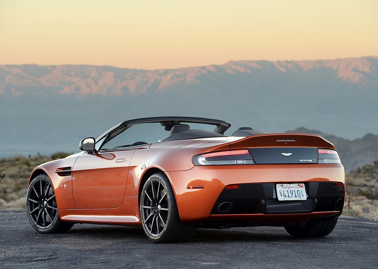 Aston Martin V12 Vantage S Roadster photo 21