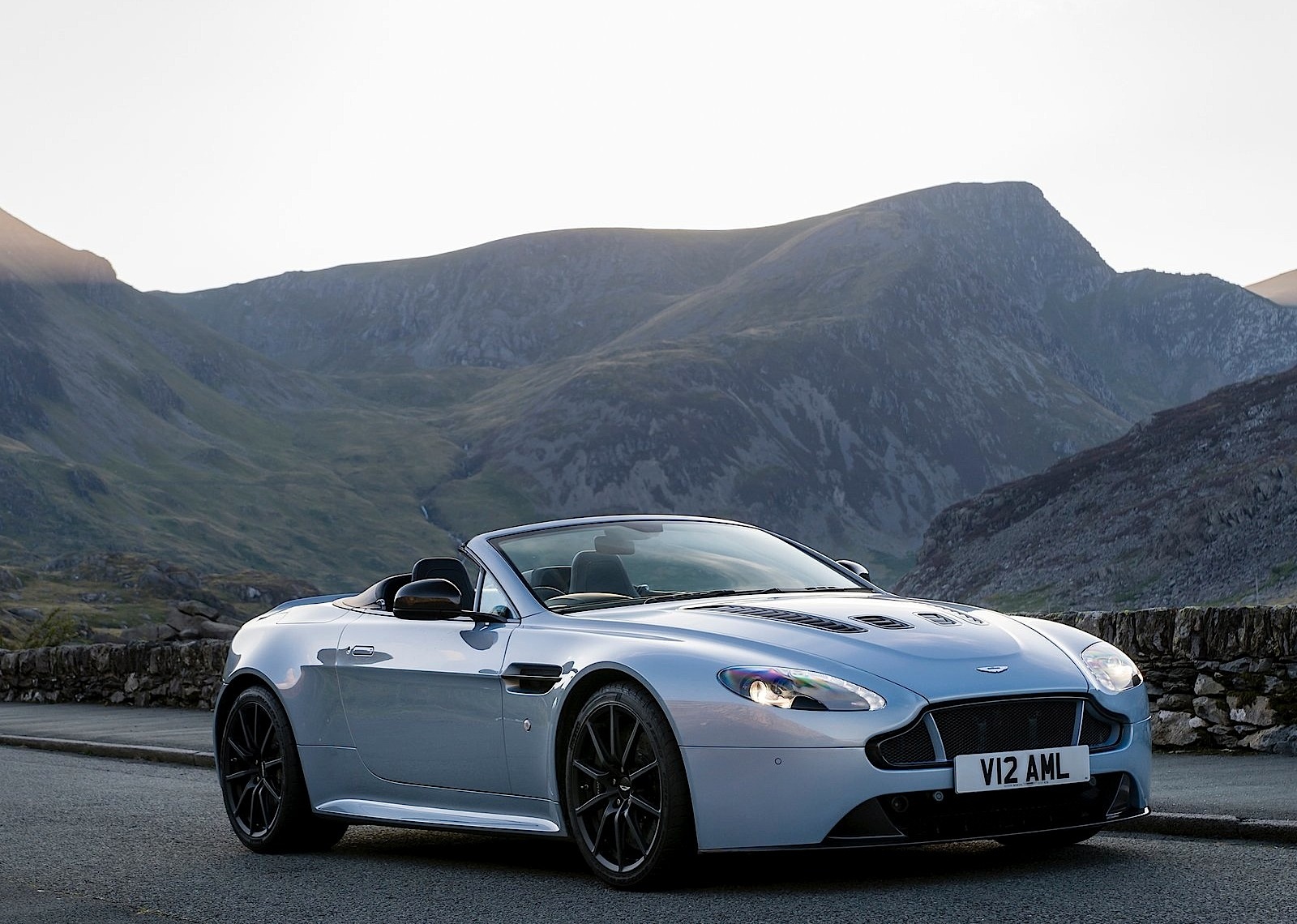 Aston Martin V12 Vantage S Roadster photo 22