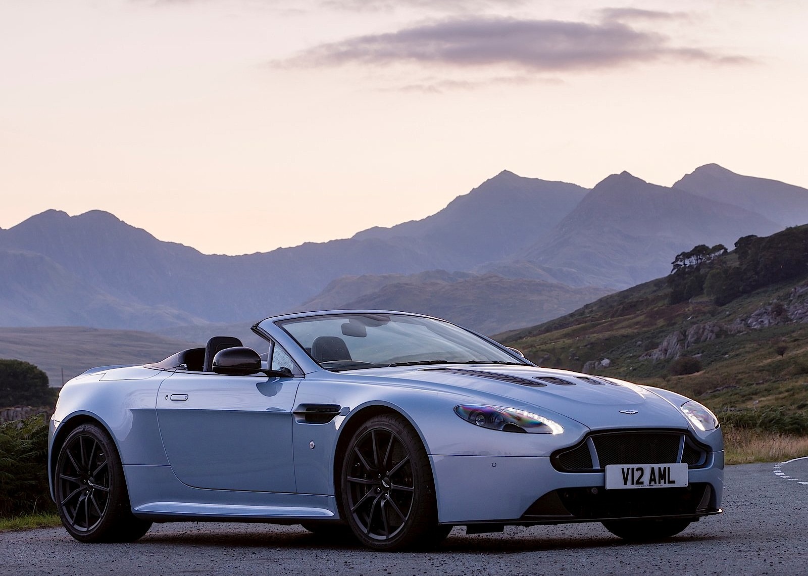 Aston Martin V12 Vantage S Roadster photo 25