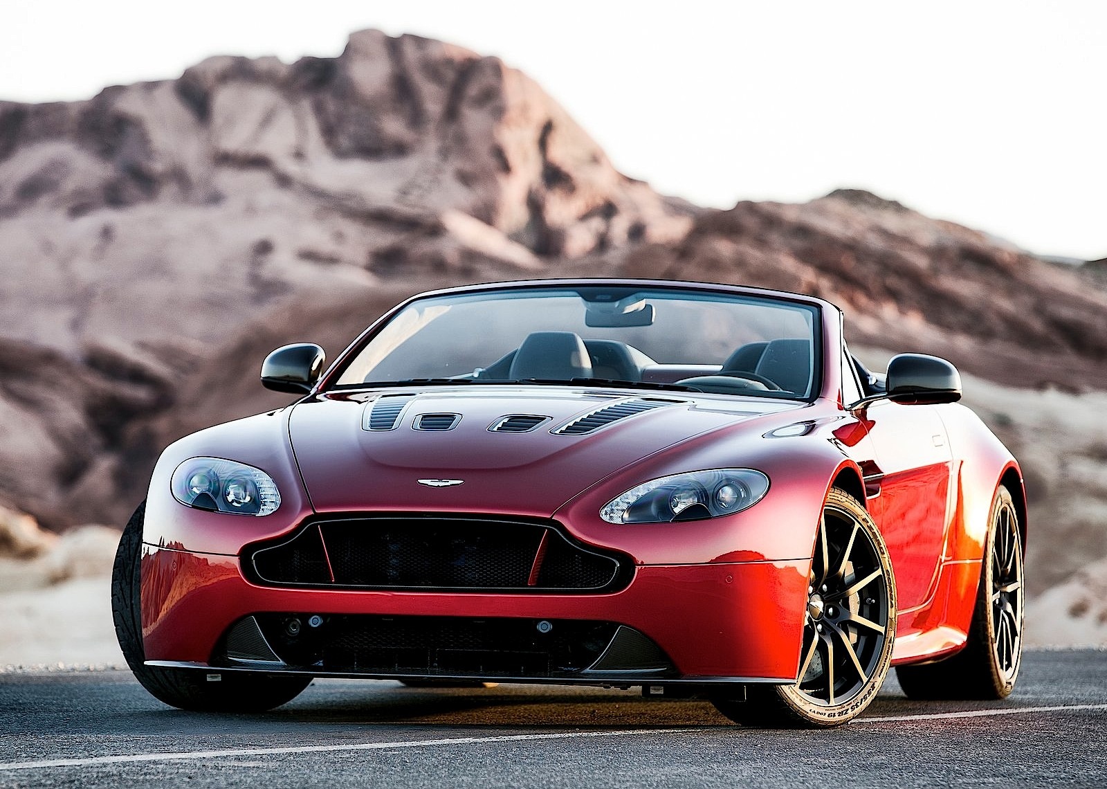 Aston Martin V12 Vantage S Roadster photo 28