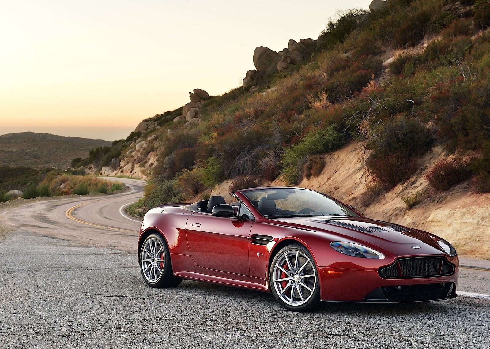 Aston Martin V12 Vantage S Roadster photo 31