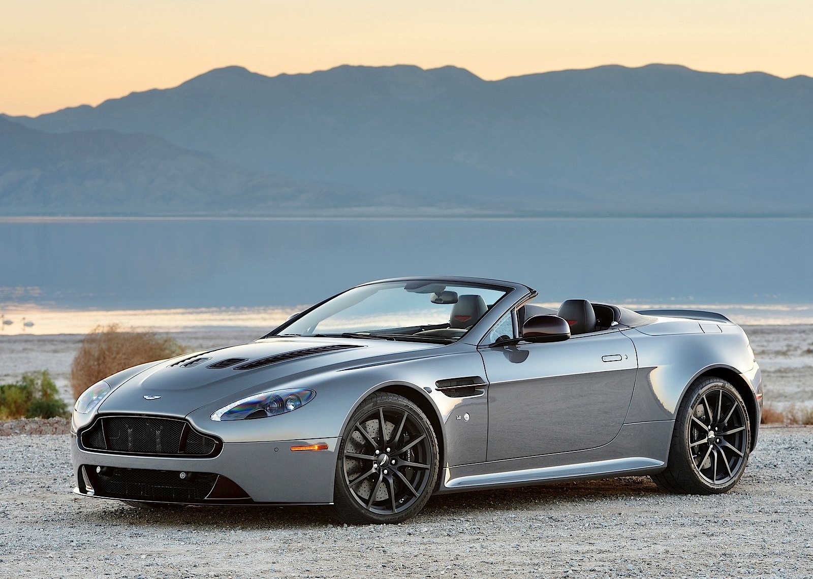 Aston Martin V12 Vantage S Roadster photo 33
