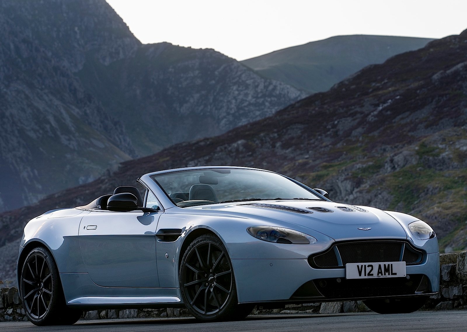 Aston Martin V12 Vantage S Roadster photo 37