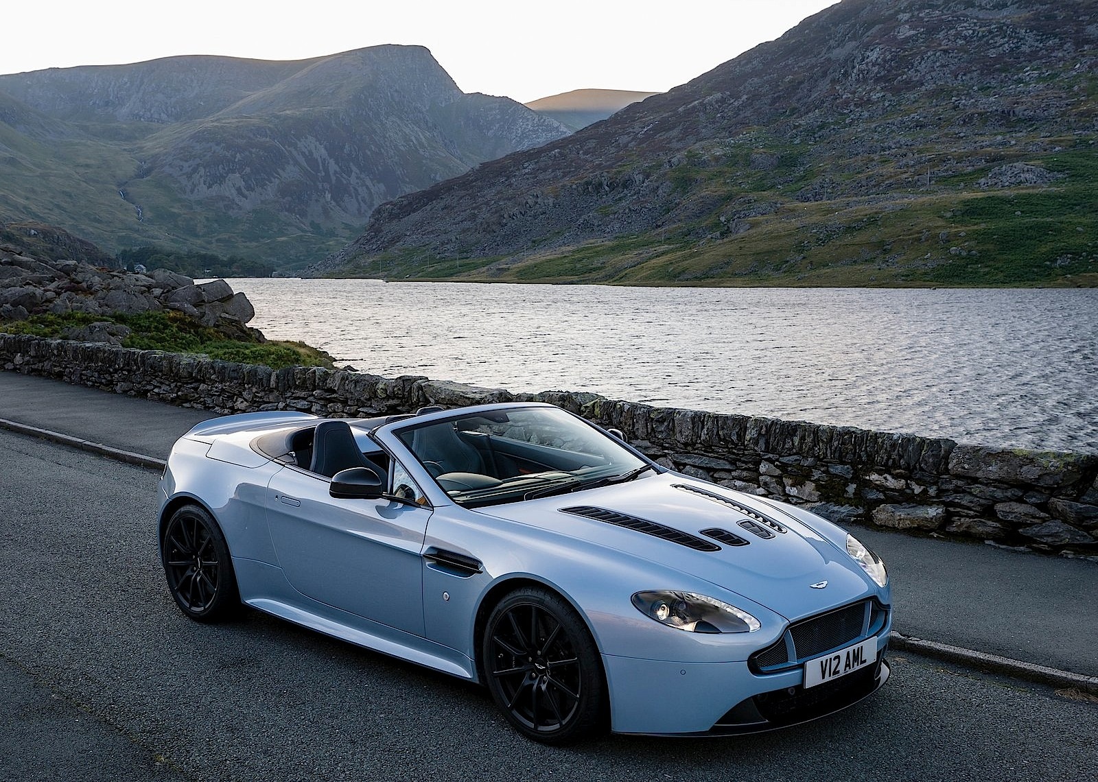 Aston Martin V12 Vantage S Roadster photo 38