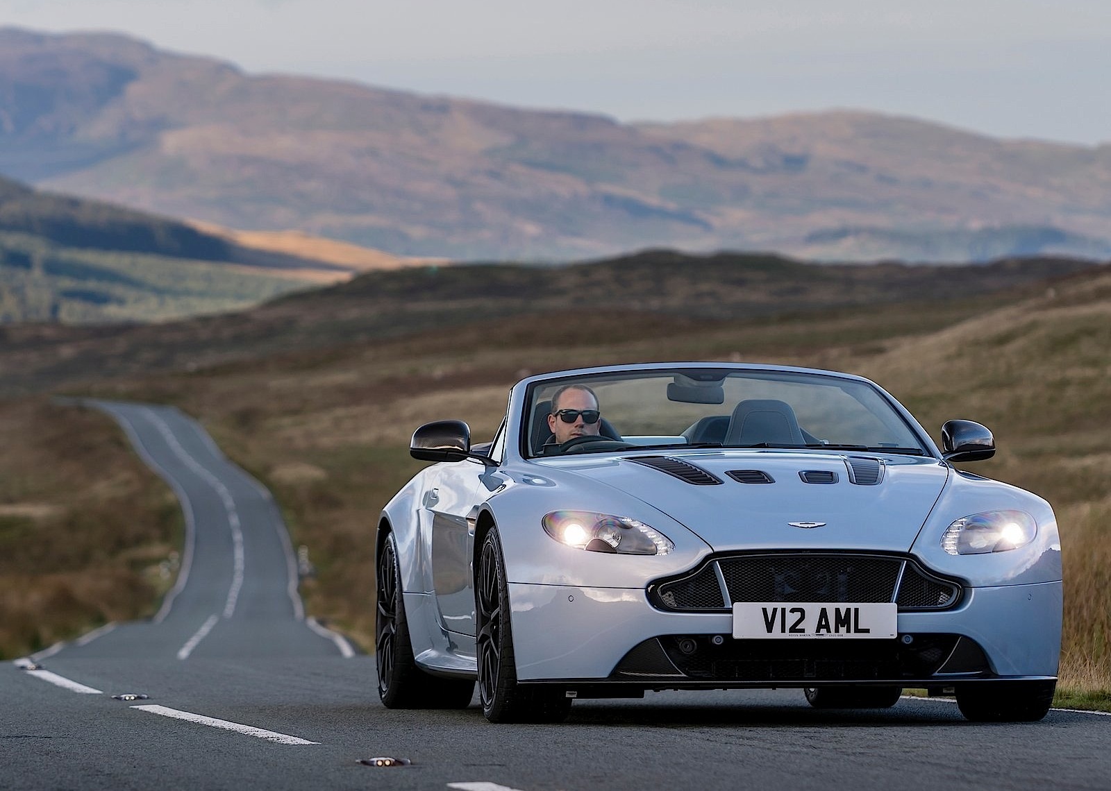 Aston Martin V12 Vantage S Roadster photo 39