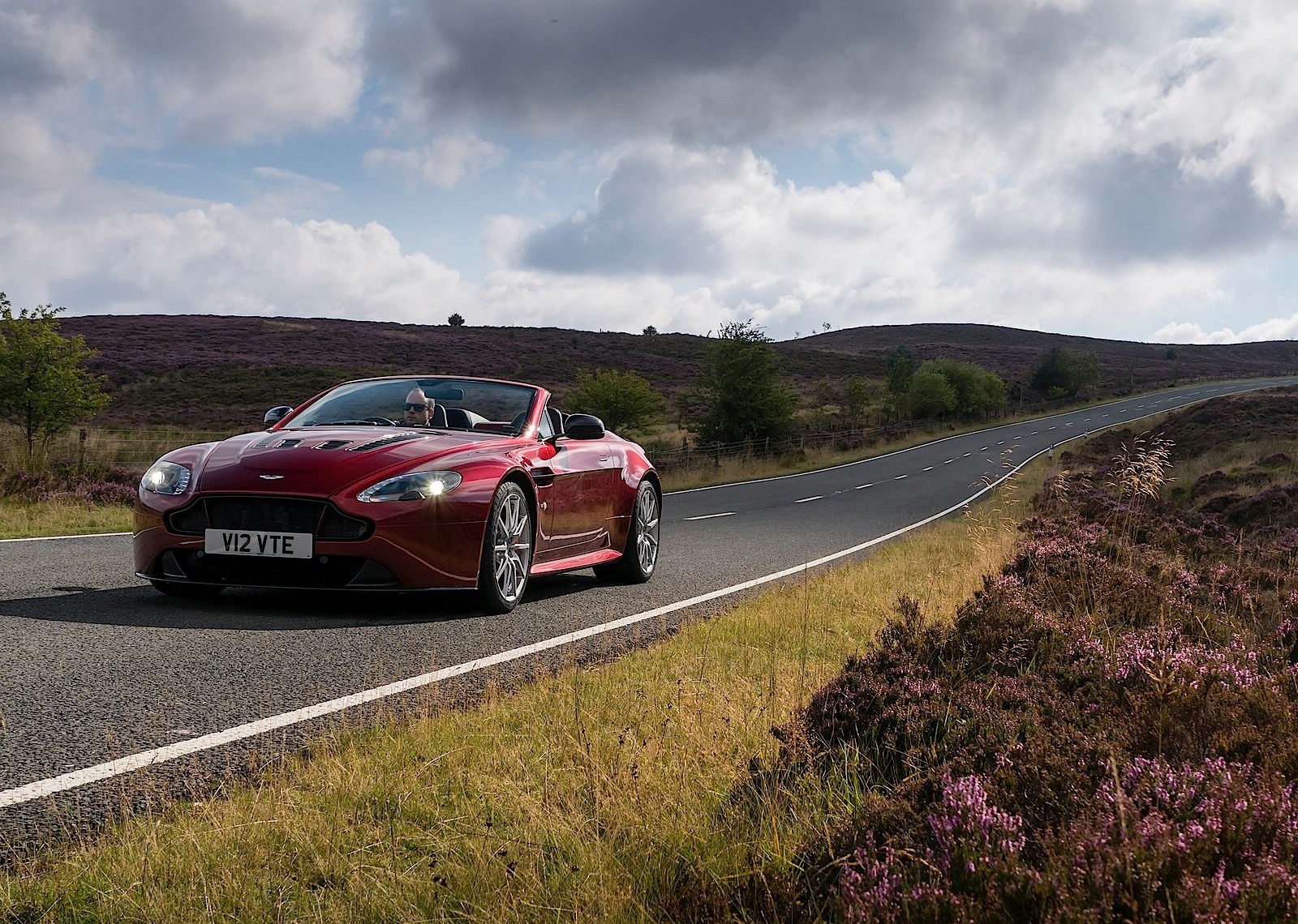 Aston Martin V12 Vantage S Roadster photo 40