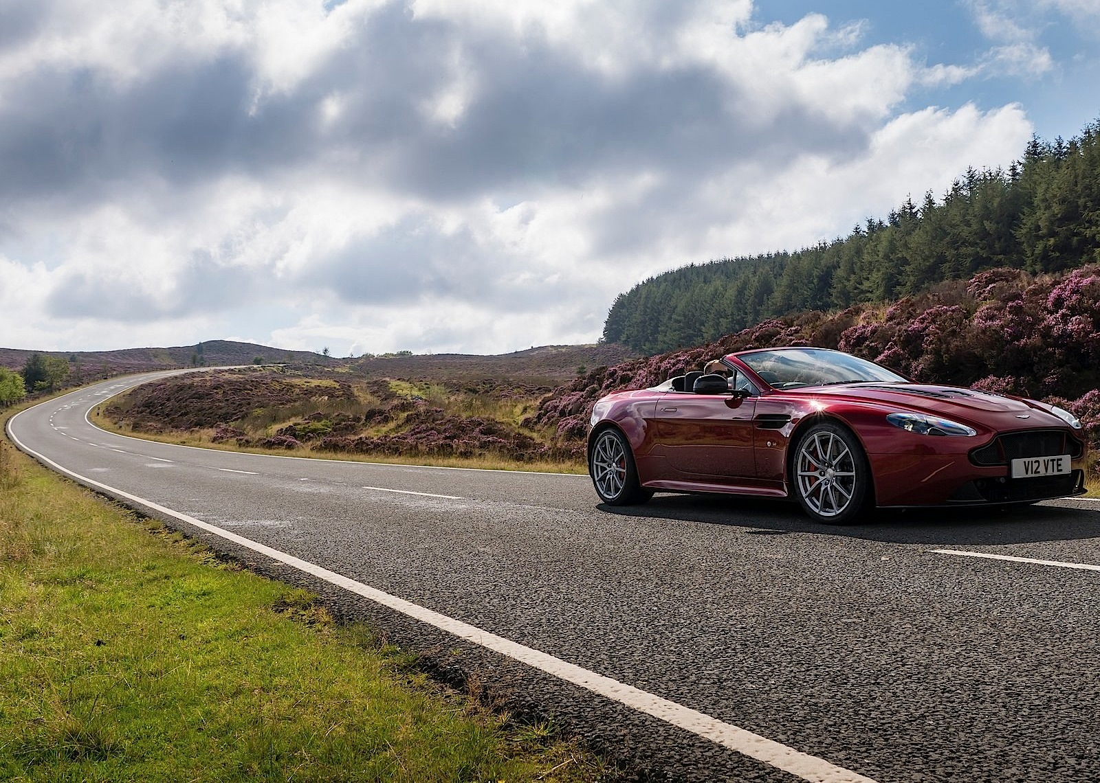 Aston Martin V12 Vantage S Roadster photo 41