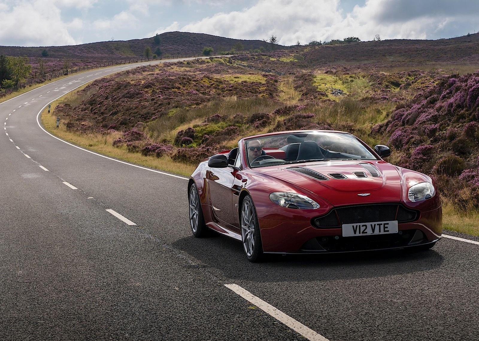 Aston Martin V12 Vantage S Roadster photo 43