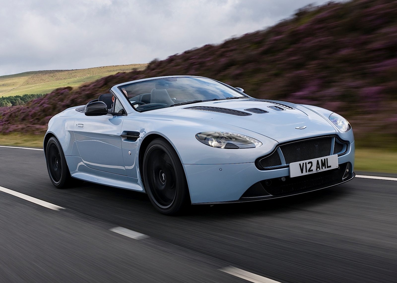 Aston Martin V12 Vantage S Roadster photo 46