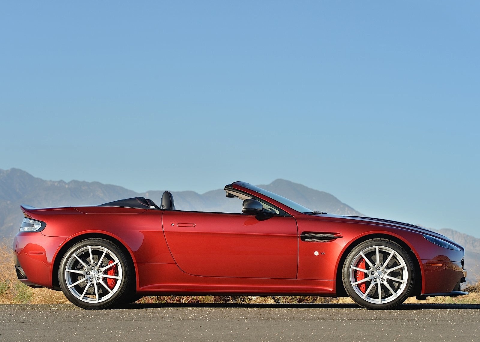 Aston Martin V12 Vantage S Roadster photo 48