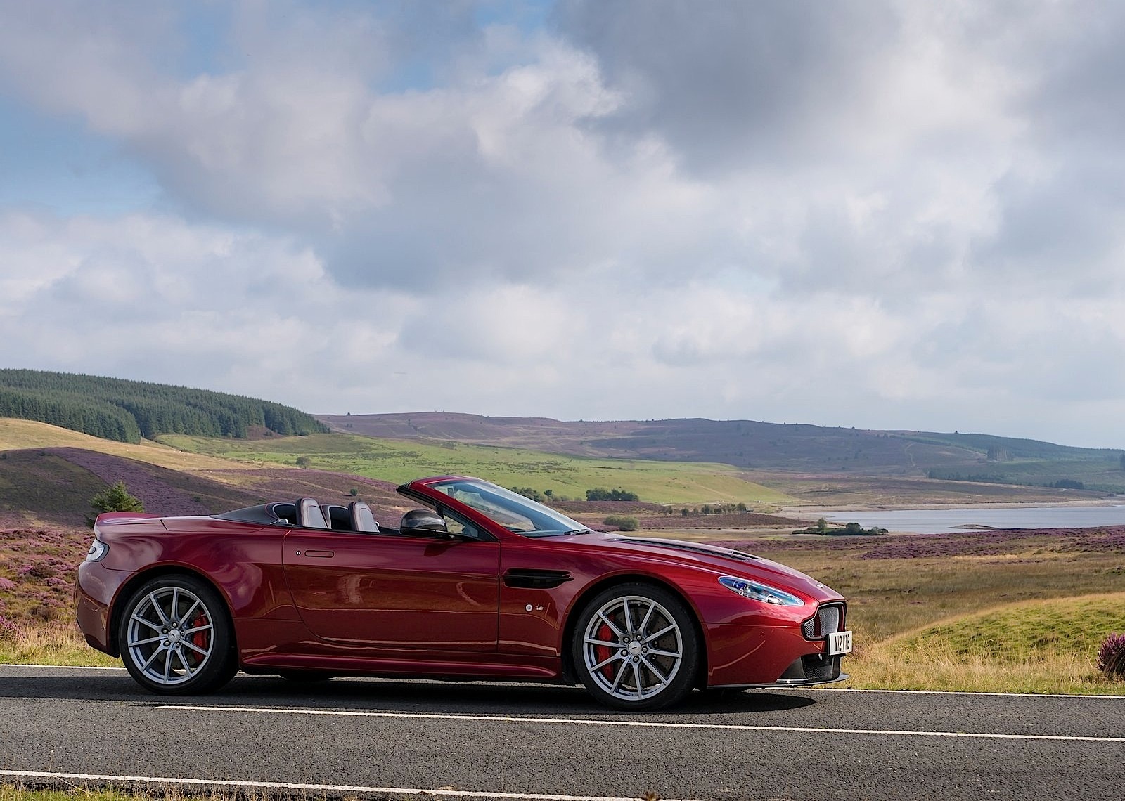 Aston Martin V12 Vantage S Roadster photo 50