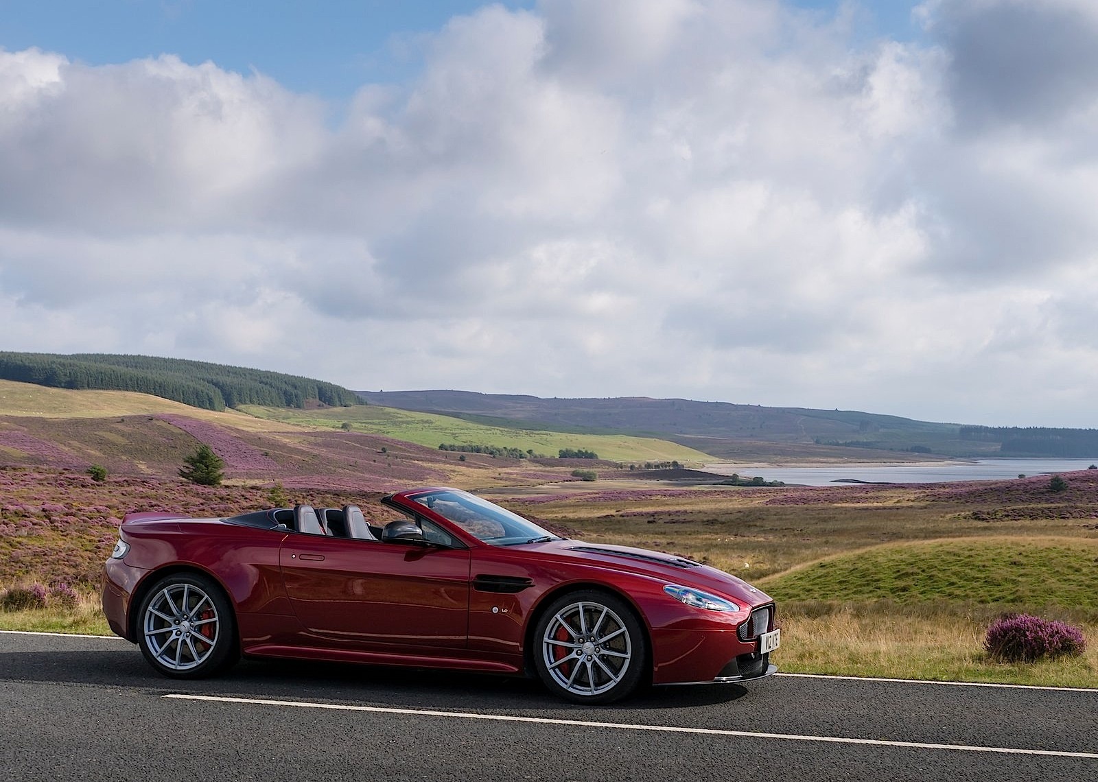 Aston Martin V12 Vantage S Roadster photo 51