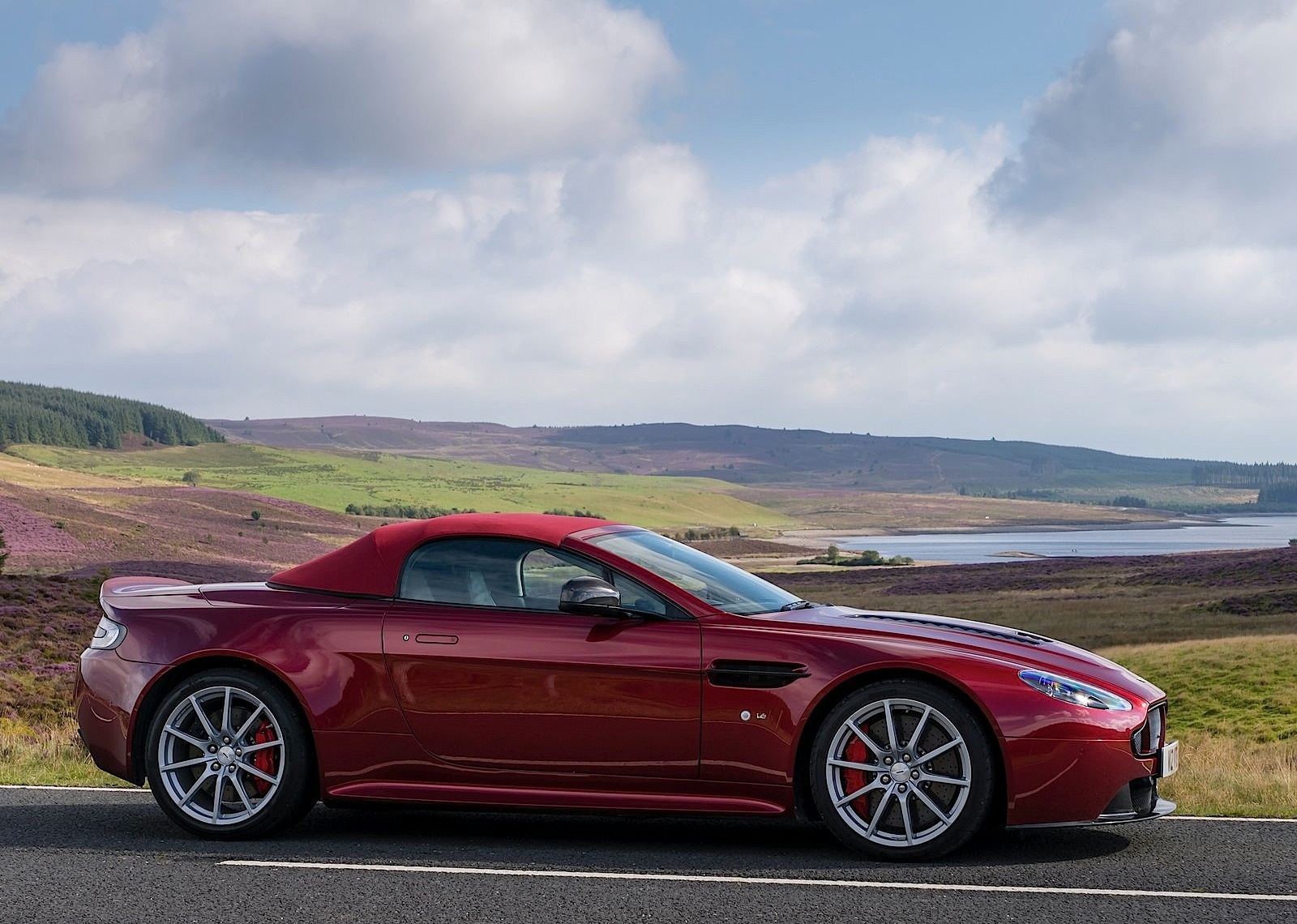 Aston Martin V12 Vantage S Roadster photo 52