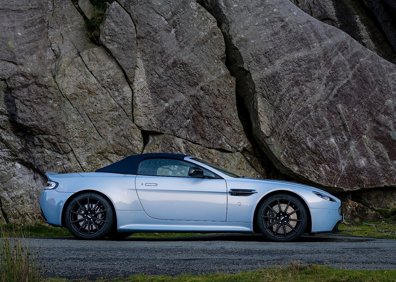 Aston Martin V12 Vantage S Roadster photo 54
