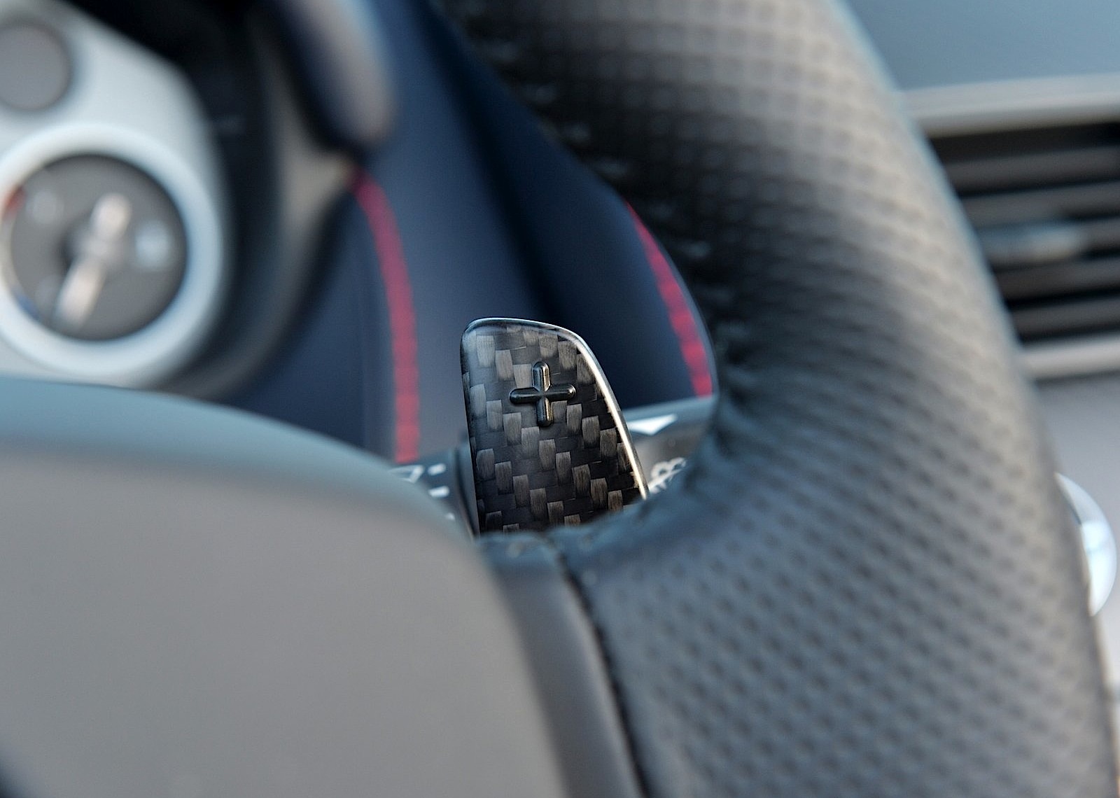 Aston Martin V12 Vantage S Roadster photo 81