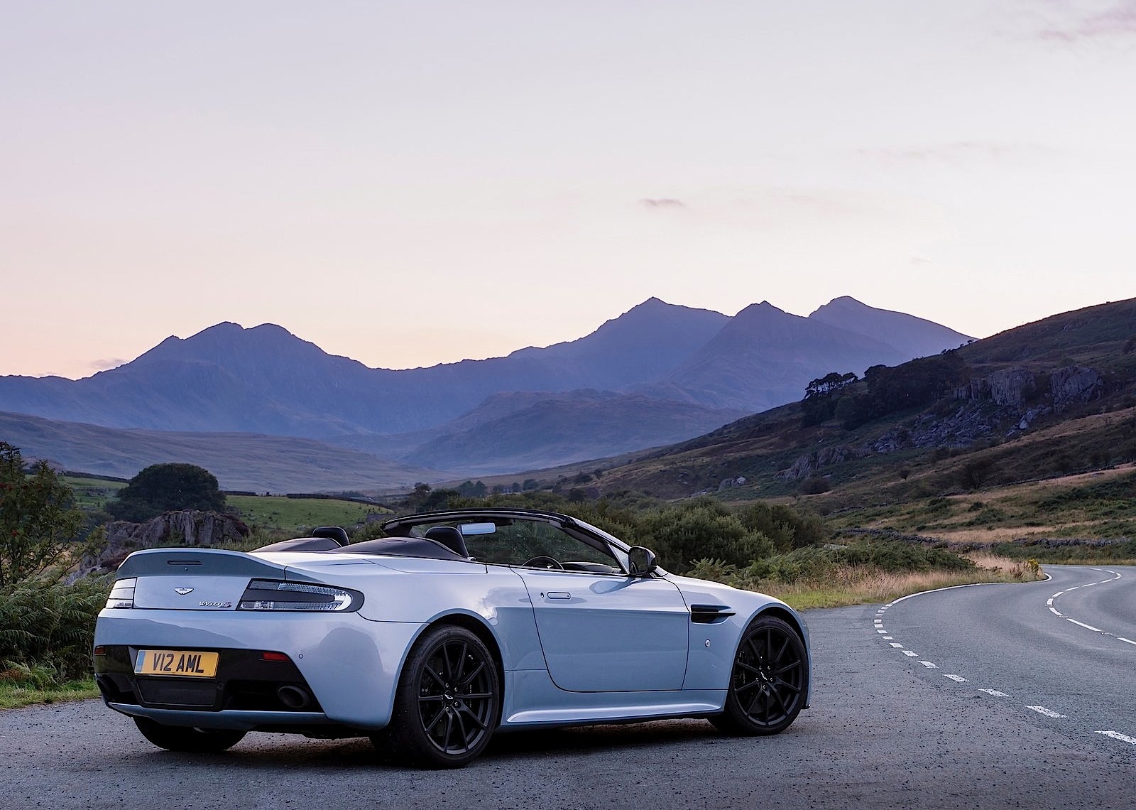 Aston Martin V12 Vantage S Roadster photo 60