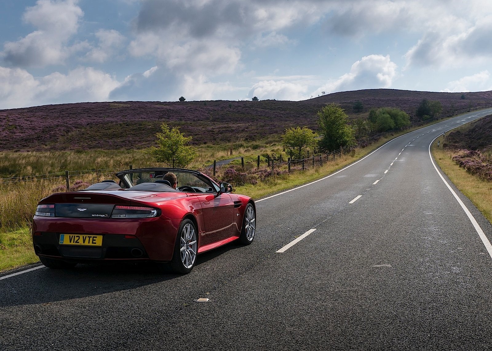 Aston Martin V12 Vantage S Roadster photo 63