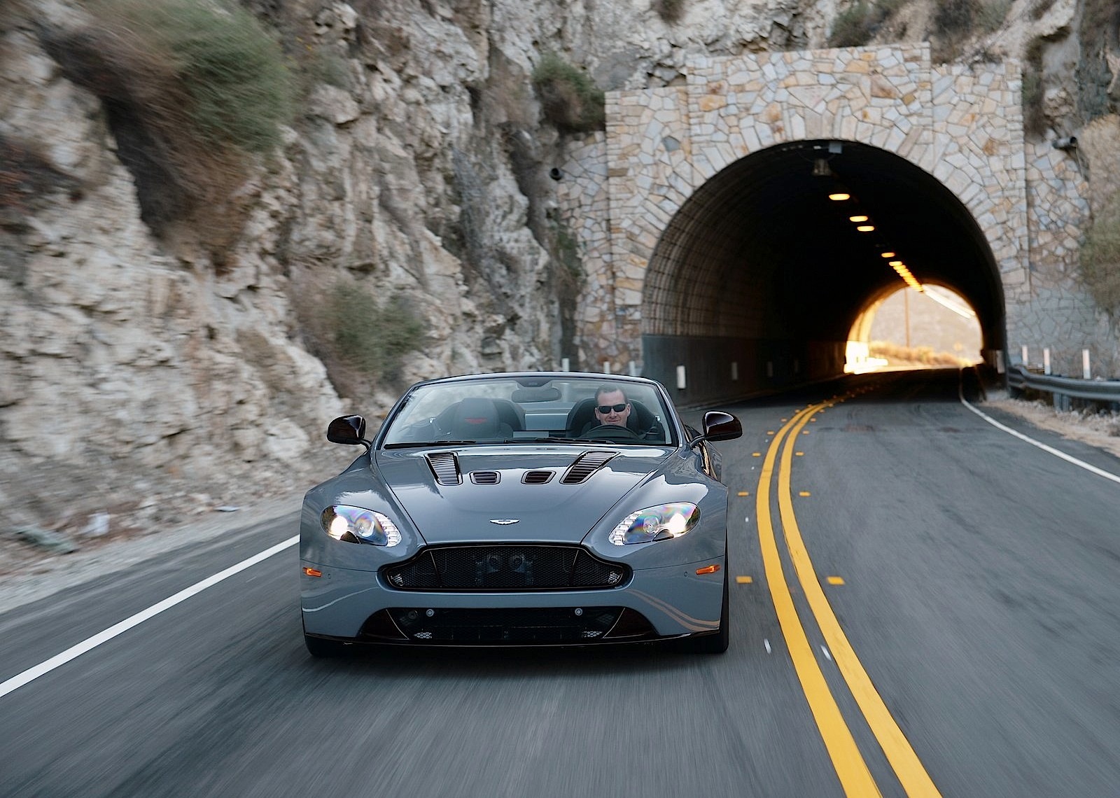 Aston Martin V12 Vantage S Roadster photo 68