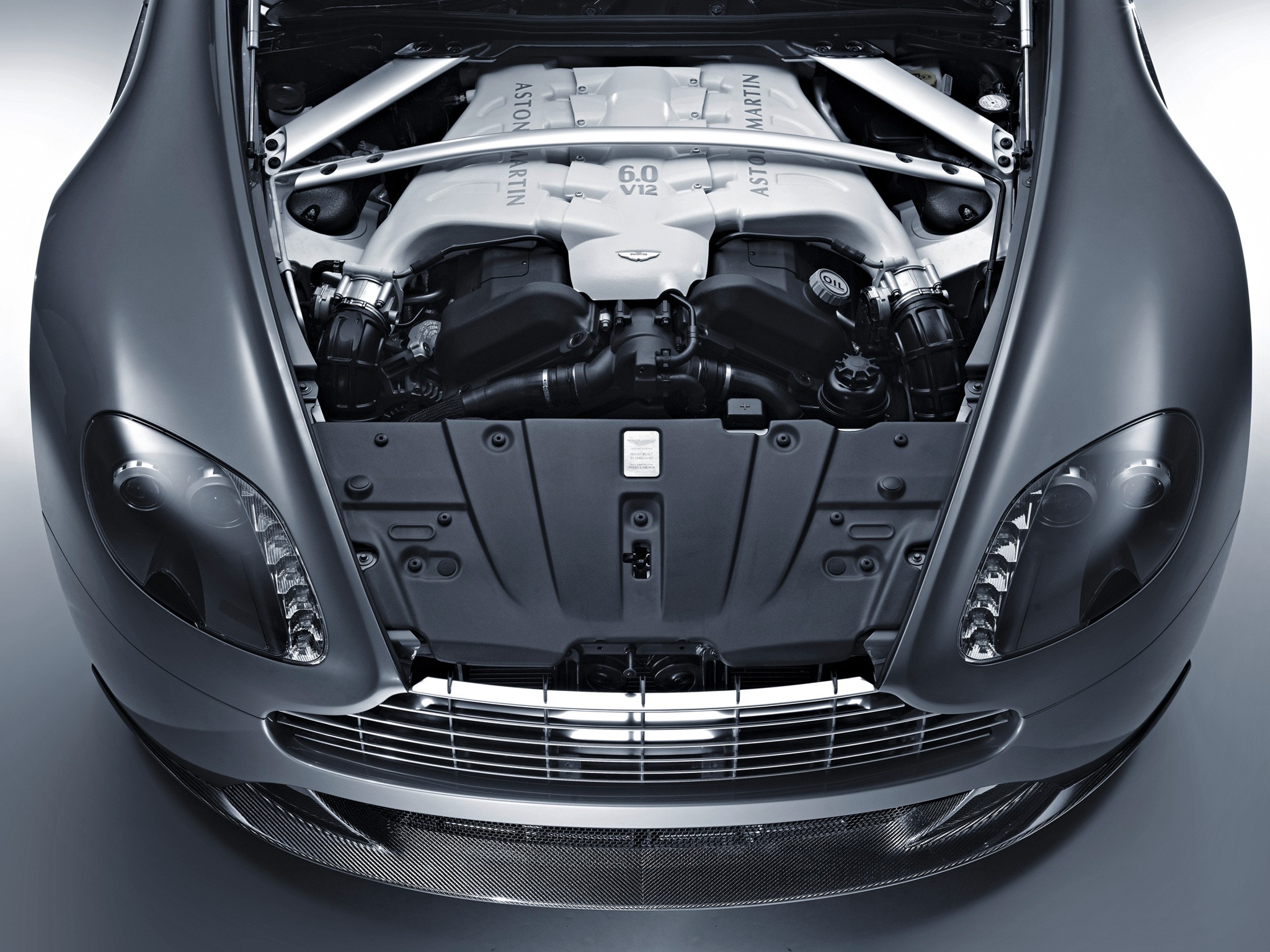 Aston Martin V12 Vantage photo 35