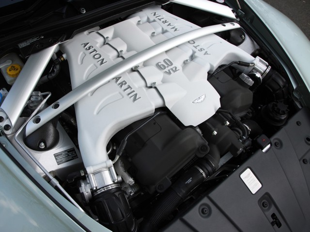 Aston Martin V12 Vantage photo 37