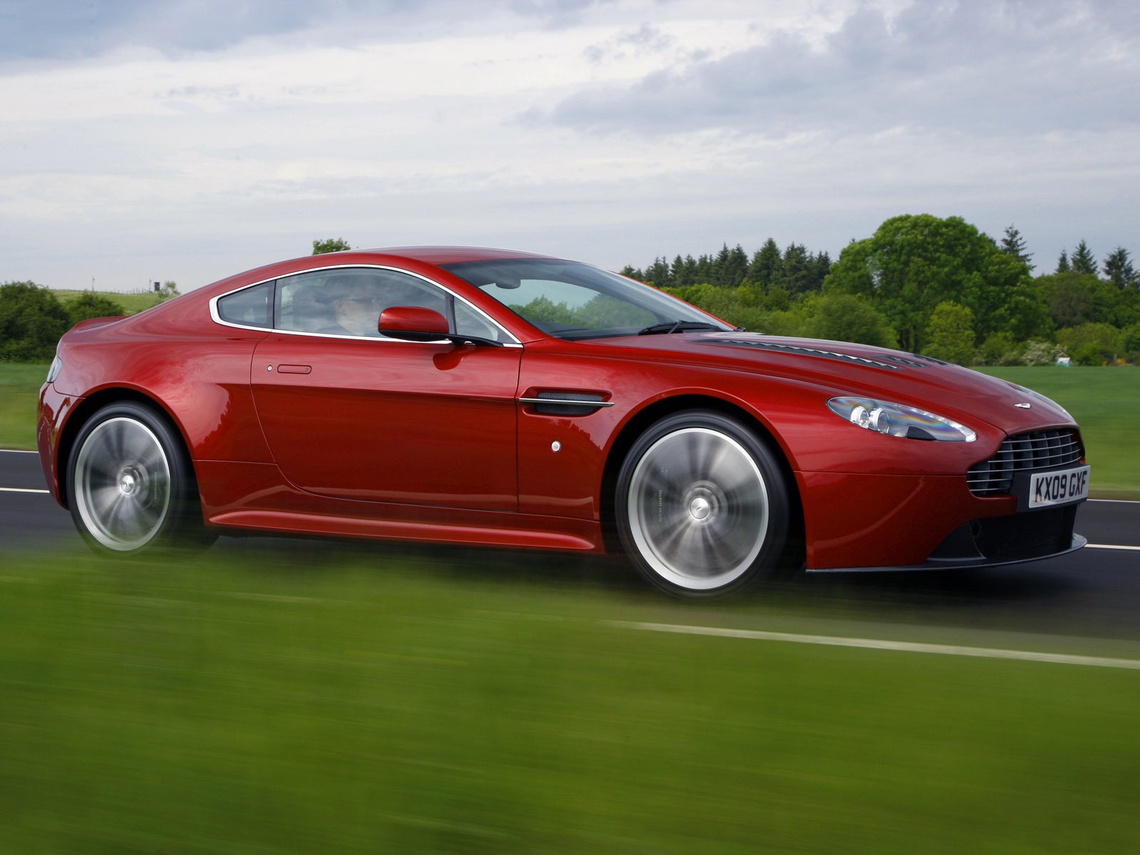Aston Martin V12 Vantage photo 8